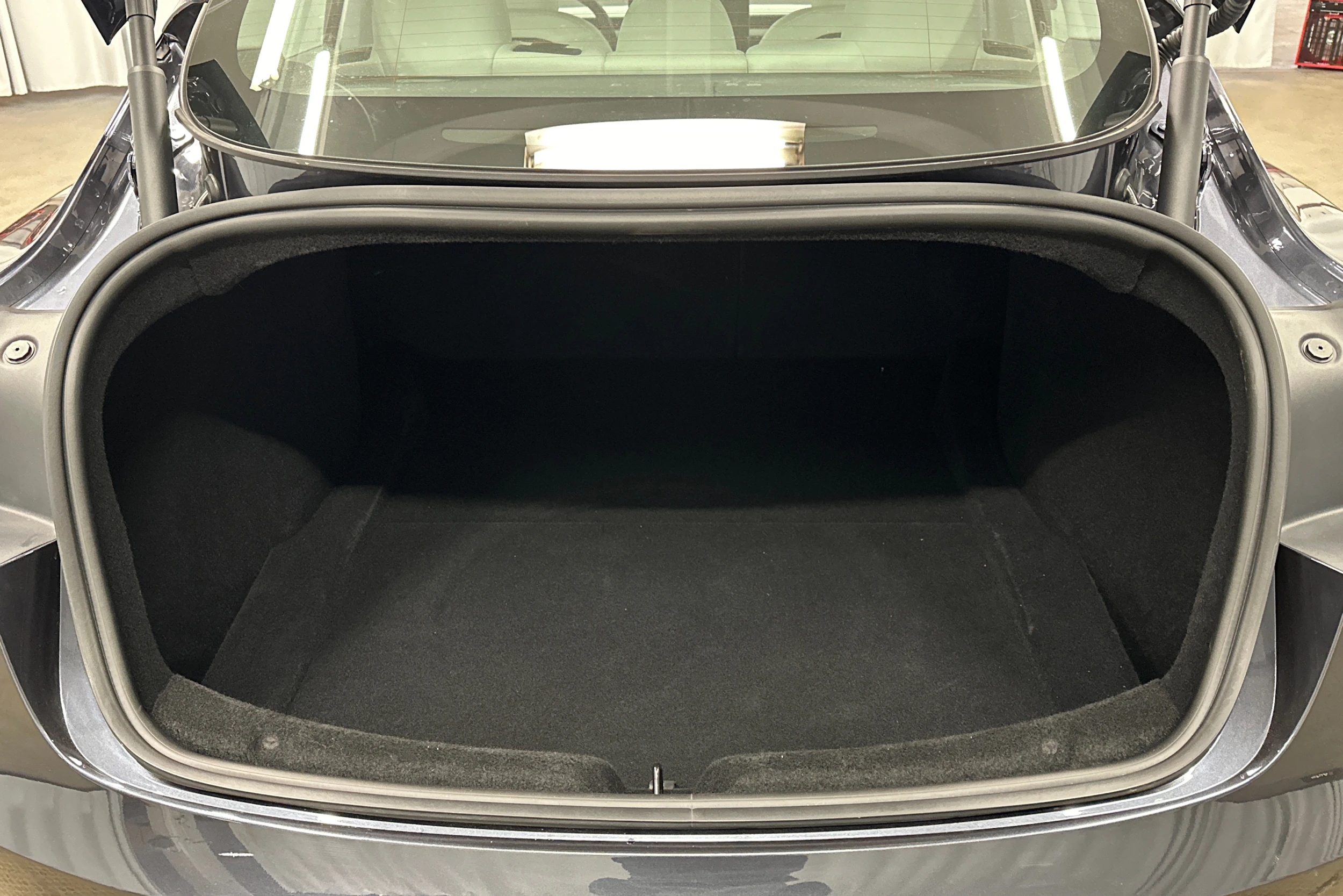 harmaa Tesla Model 3 2024 kuva 11.