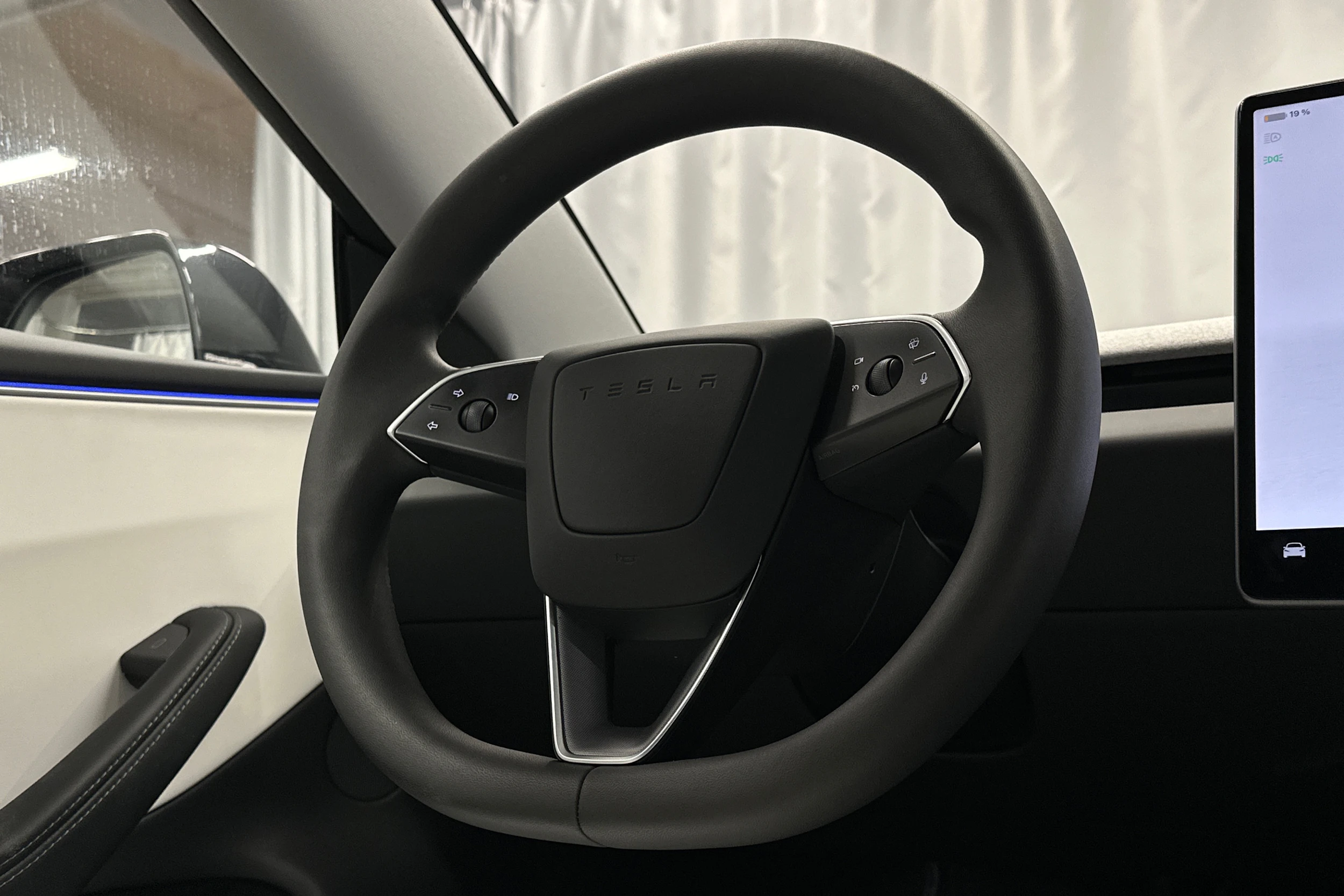 harmaa Tesla Model 3 2024 kuva 19.