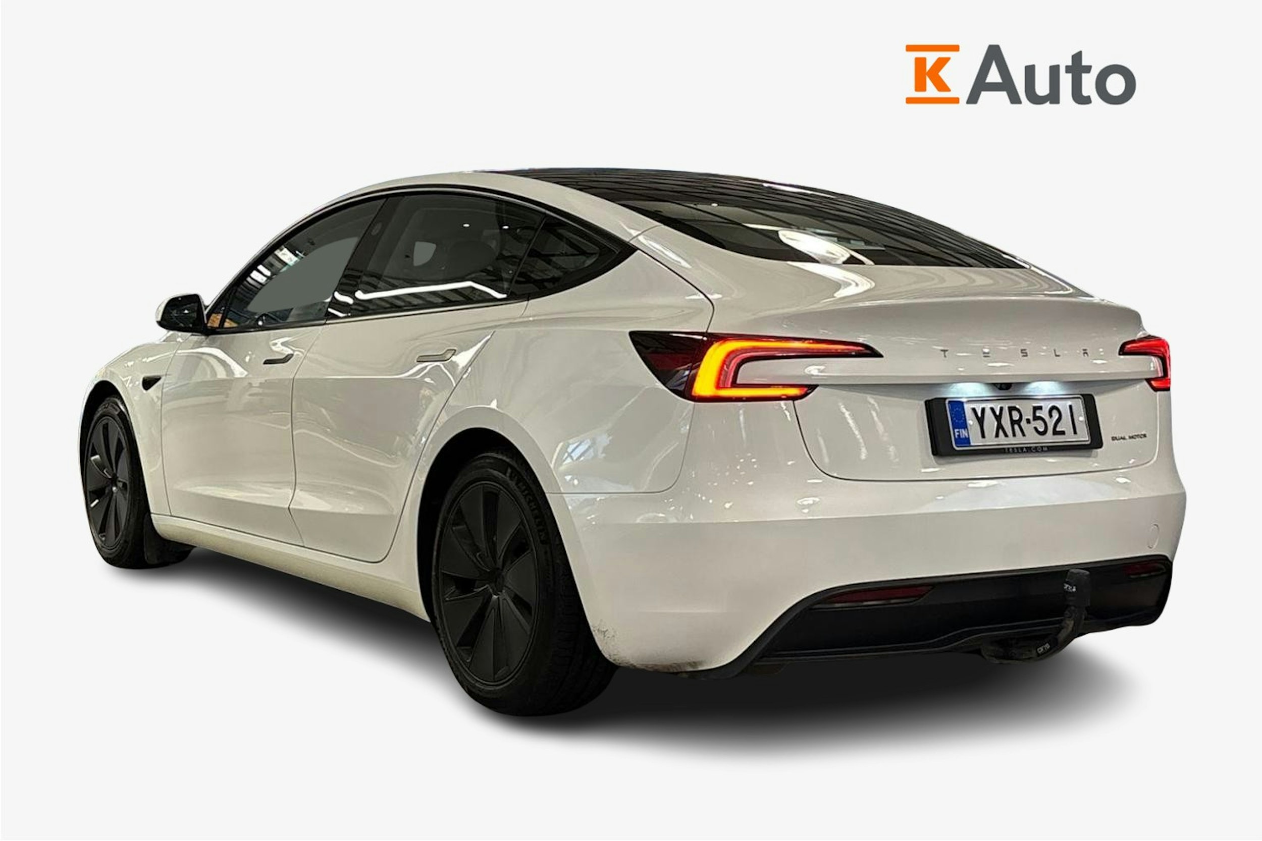 valkoinen Tesla Model 3 2024 kuva 2.