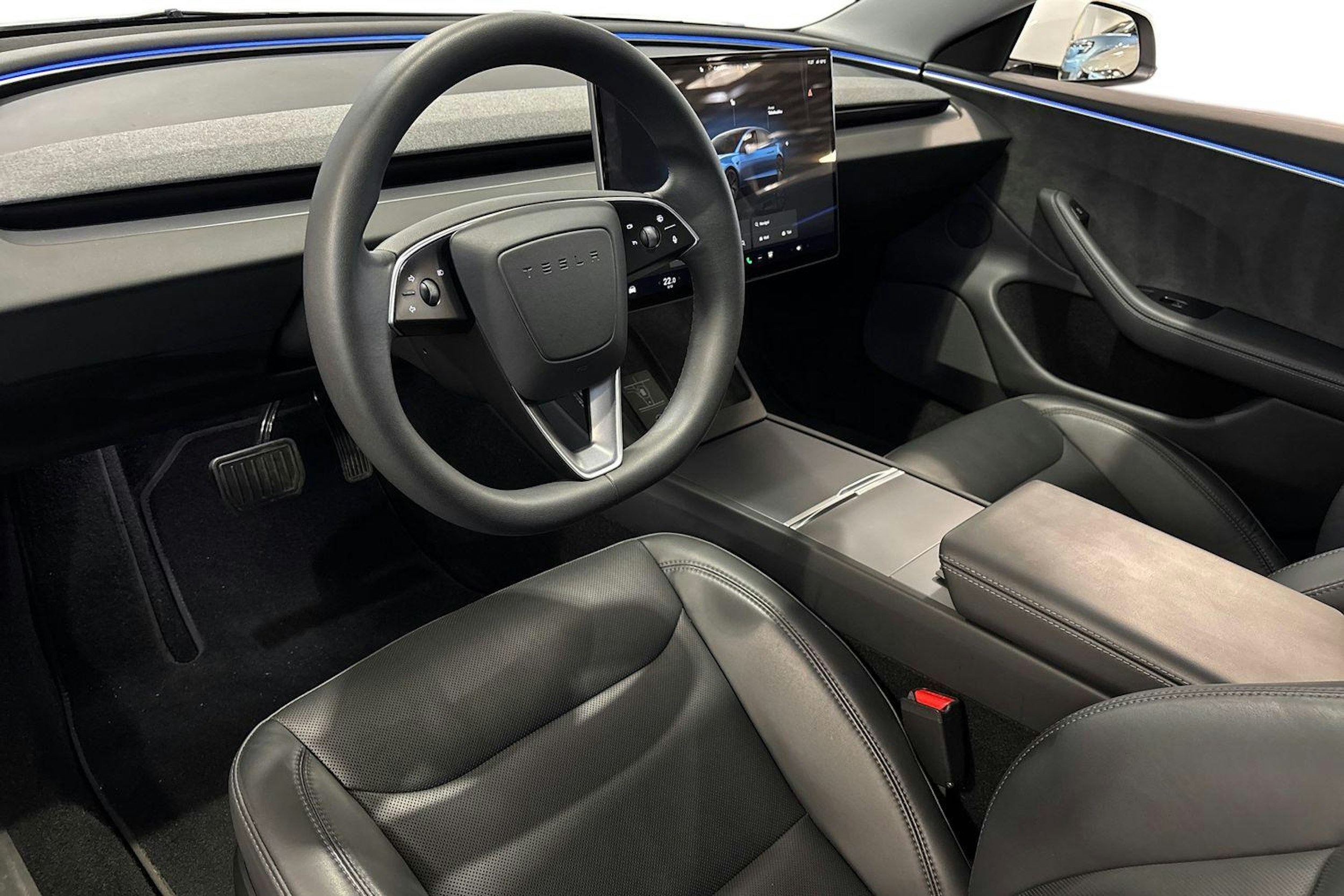 valkoinen Tesla Model 3 2024 kuva 7.