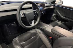 valkoinen Tesla Model 3 2024 kuva 7.