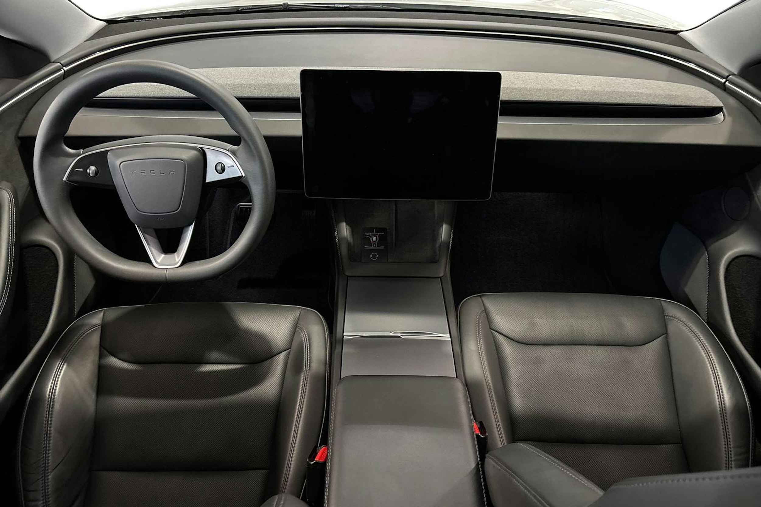 valkoinen Tesla Model 3 2024 kuva 9.