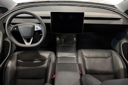 valkoinen Tesla Model 3 2024 kuva 9.