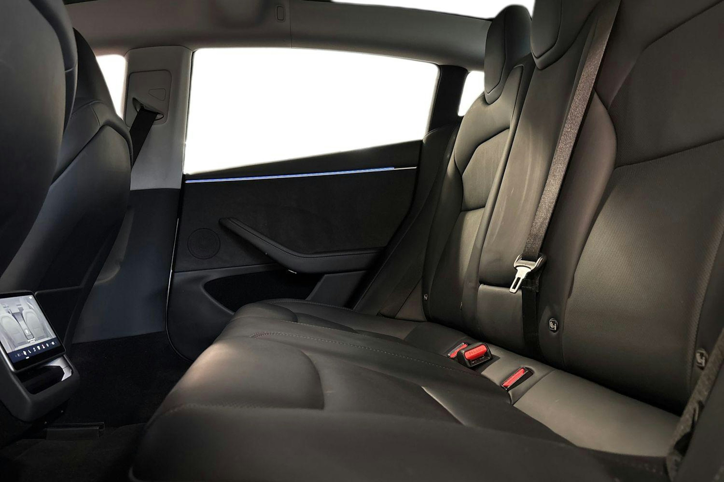 valkoinen Tesla Model 3 2024 kuva 10.