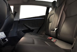 valkoinen Tesla Model 3 2024 kuva 10.