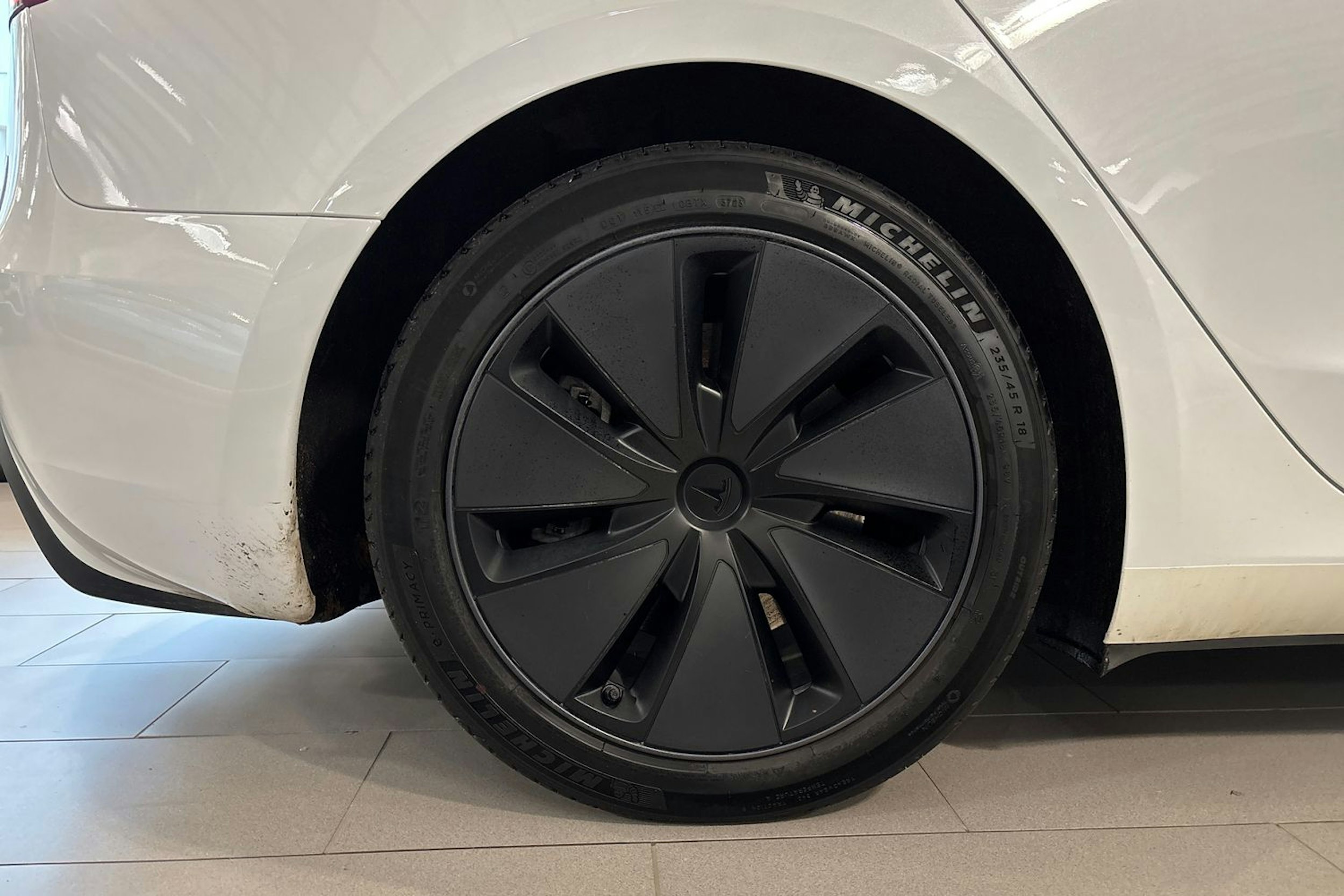 valkoinen Tesla Model 3 2024 kuva 11.