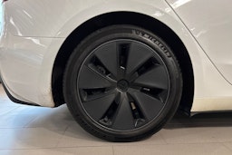 valkoinen Tesla Model 3 2024 kuva 11.