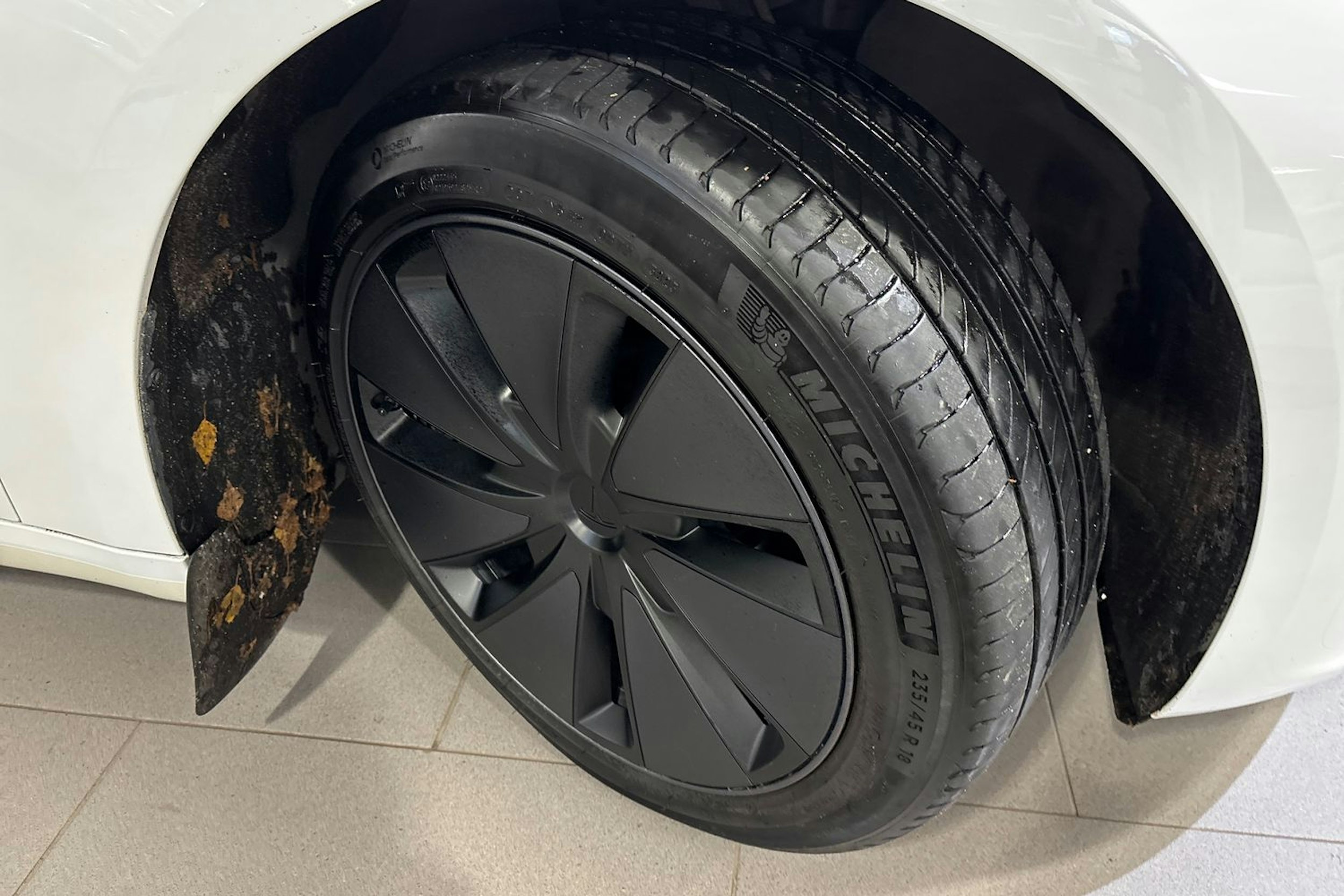 valkoinen Tesla Model 3 2024 kuva 13.