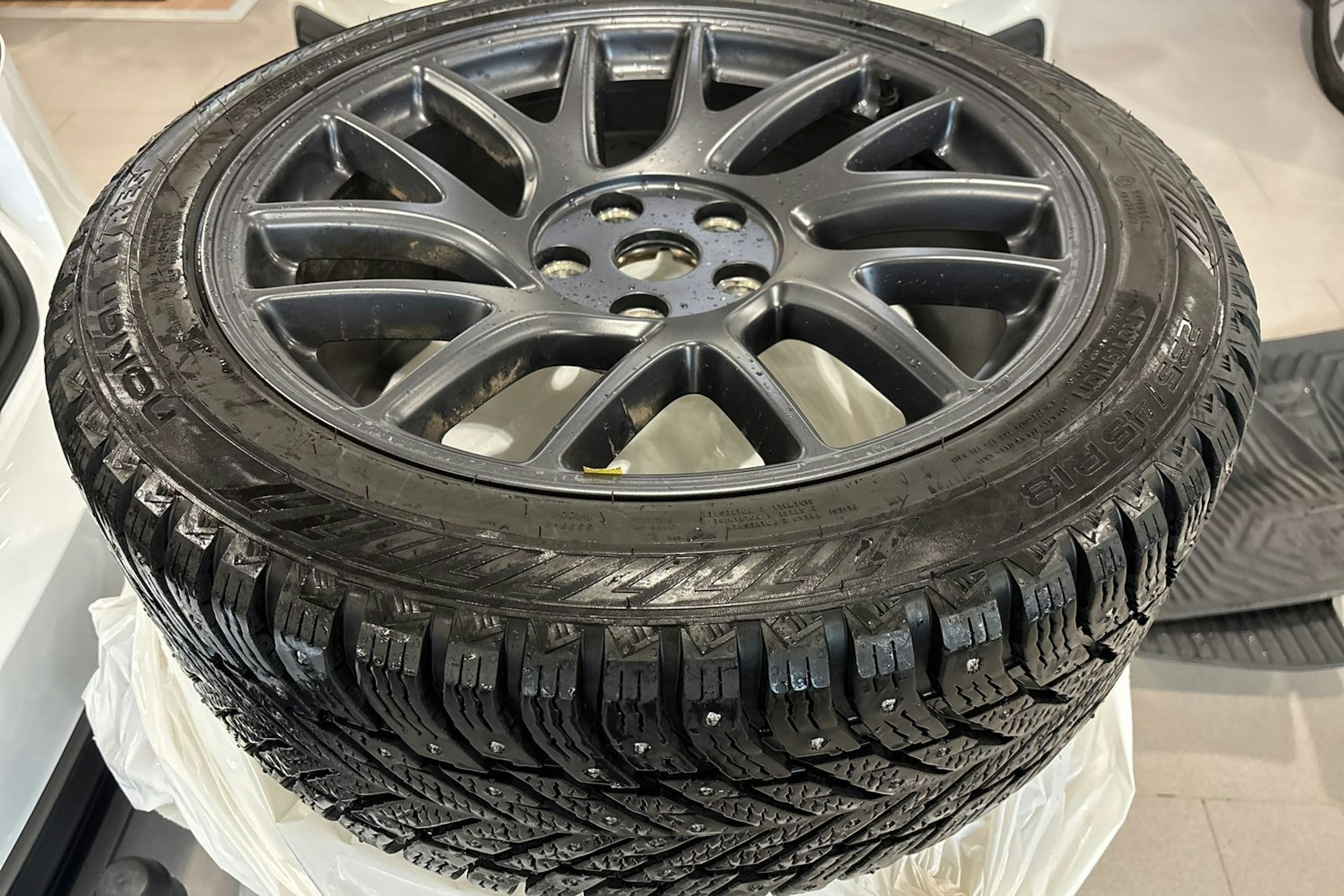 valkoinen Tesla Model 3 2024 kuva 14.