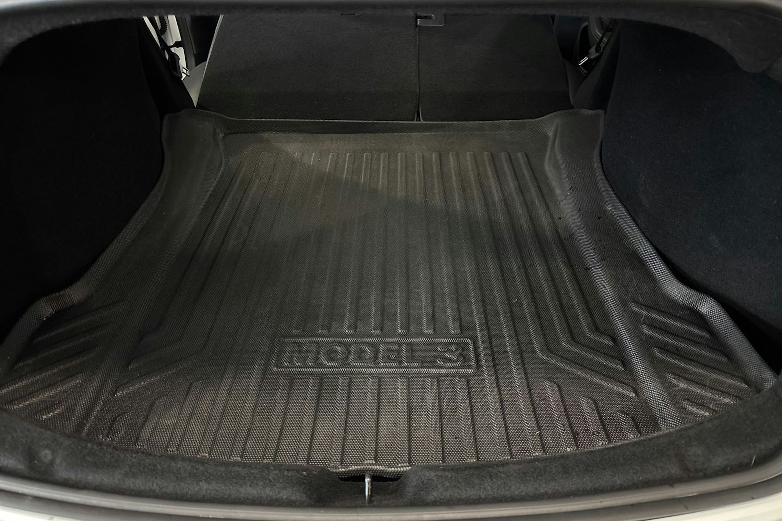 valkoinen Tesla Model 3 2024 kuva 15.