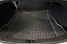 valkoinen Tesla Model 3 2024 kuva 15.