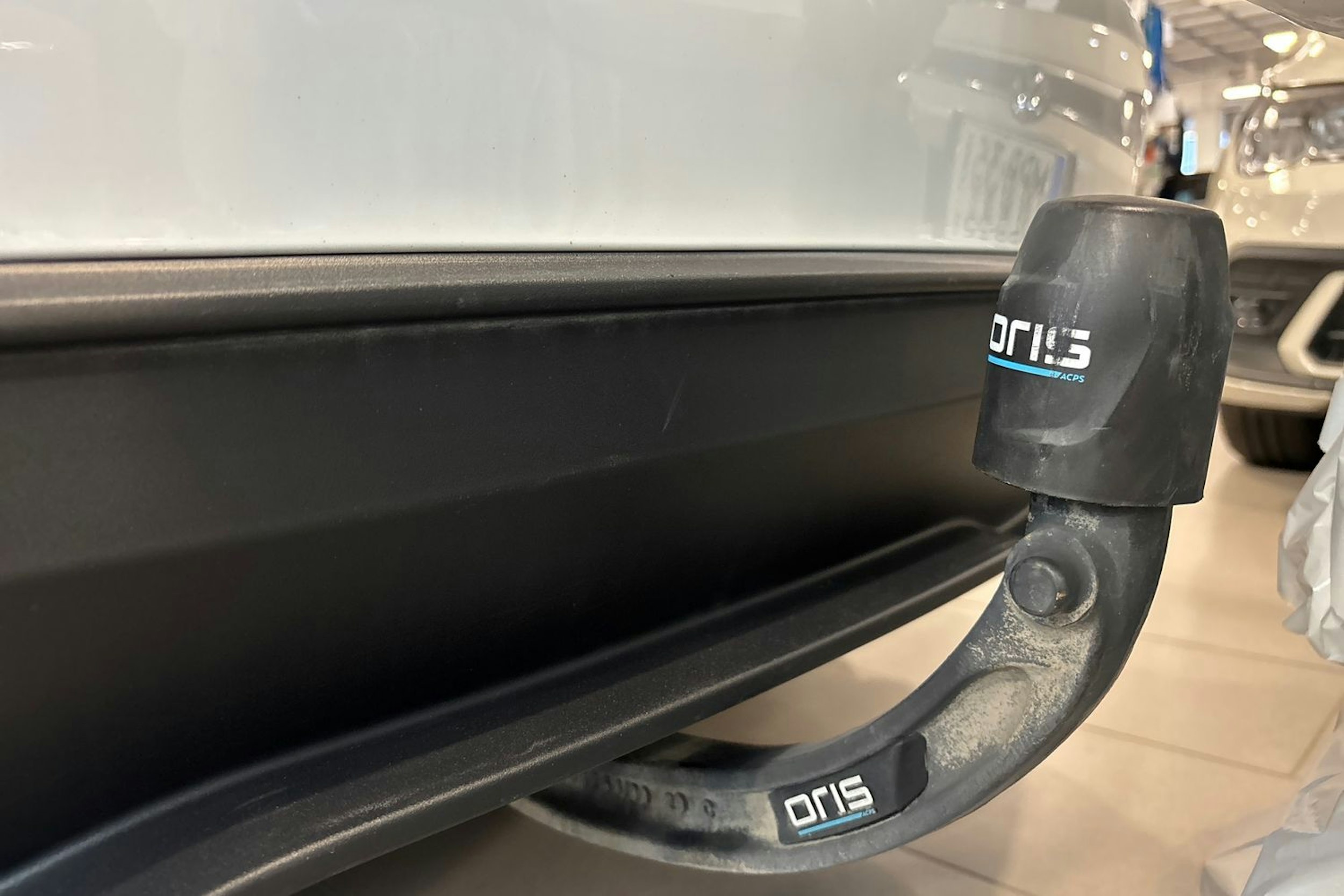 valkoinen Tesla Model 3 2024 kuva 16.