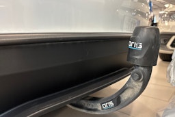 valkoinen Tesla Model 3 2024 kuva 16.