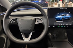 valkoinen Tesla Model 3 2024 kuva 18.