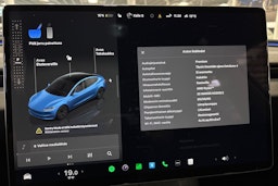 valkoinen Tesla Model 3 2024 kuva 19.