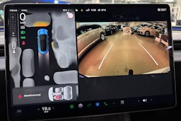 valkoinen Tesla Model 3 2024 kuva 21.