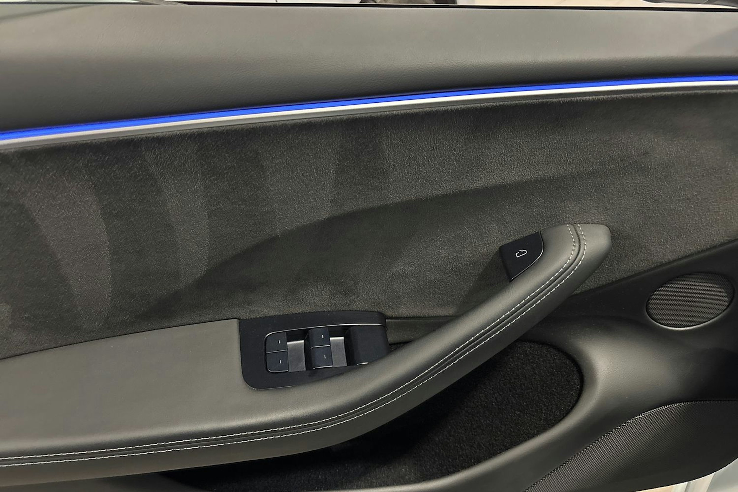 valkoinen Tesla Model 3 2024 kuva 23.