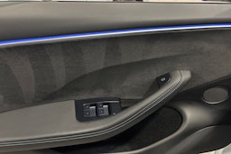 valkoinen Tesla Model 3 2024 kuva 23.