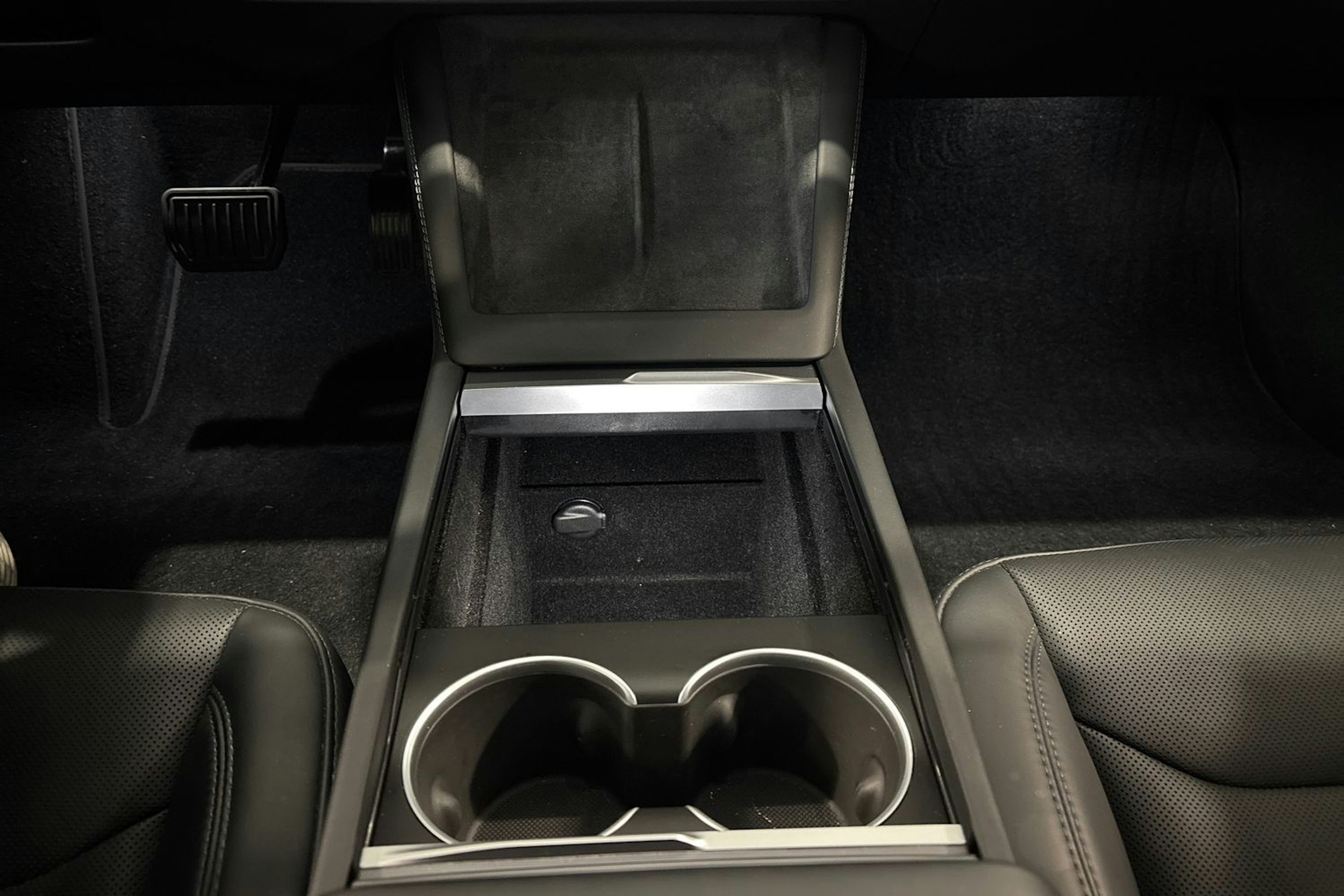 valkoinen Tesla Model 3 2024 kuva 24.