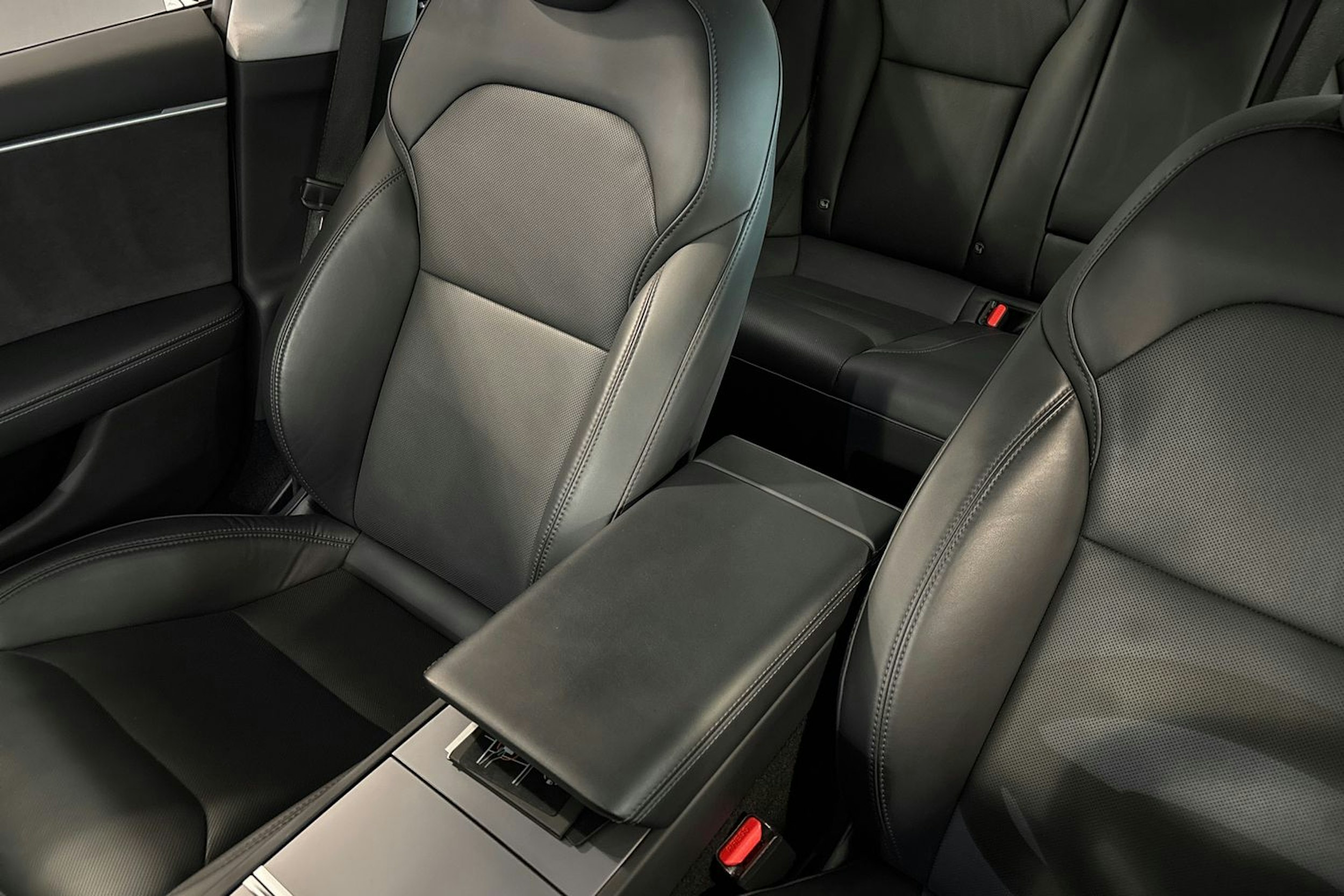 valkoinen Tesla Model 3 2024 kuva 25.