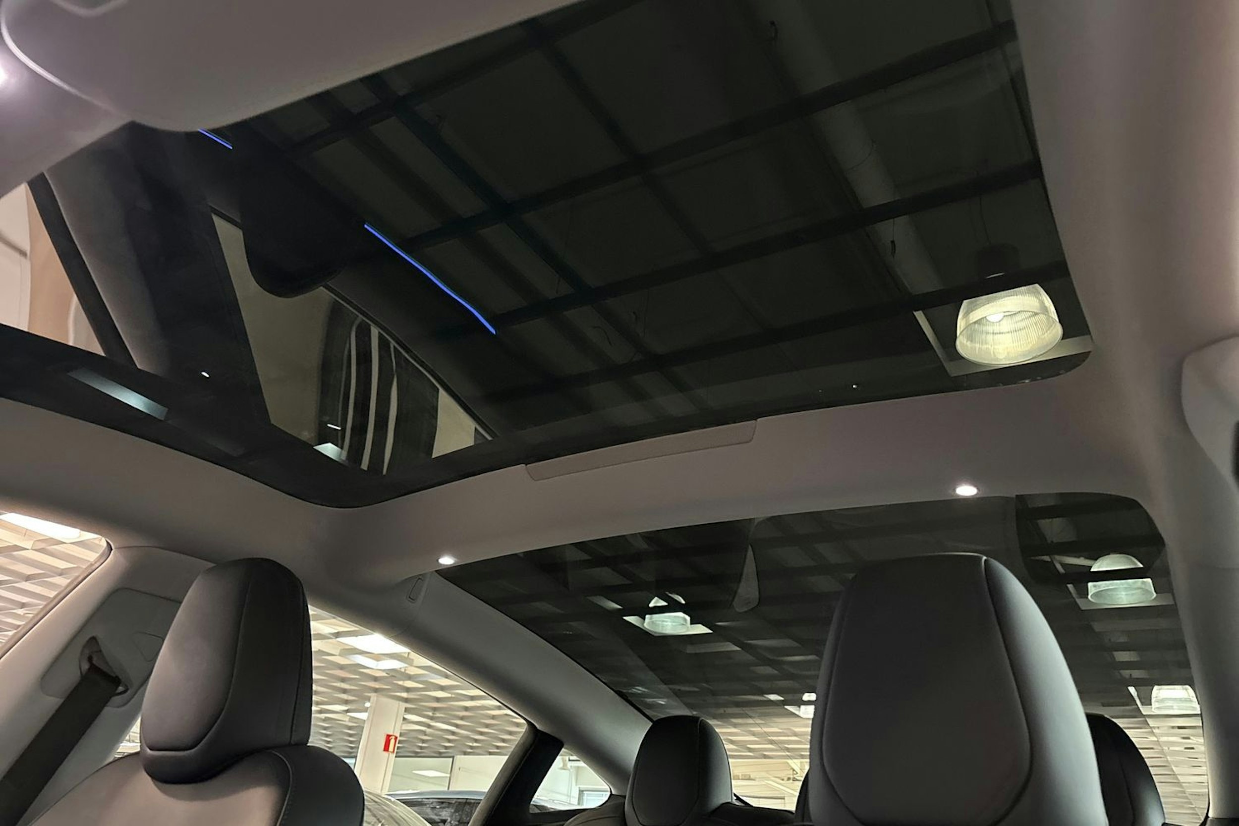 valkoinen Tesla Model 3 2024 kuva 26.