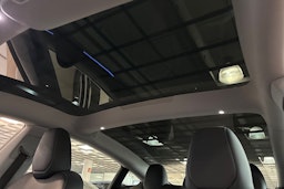 valkoinen Tesla Model 3 2024 kuva 26.