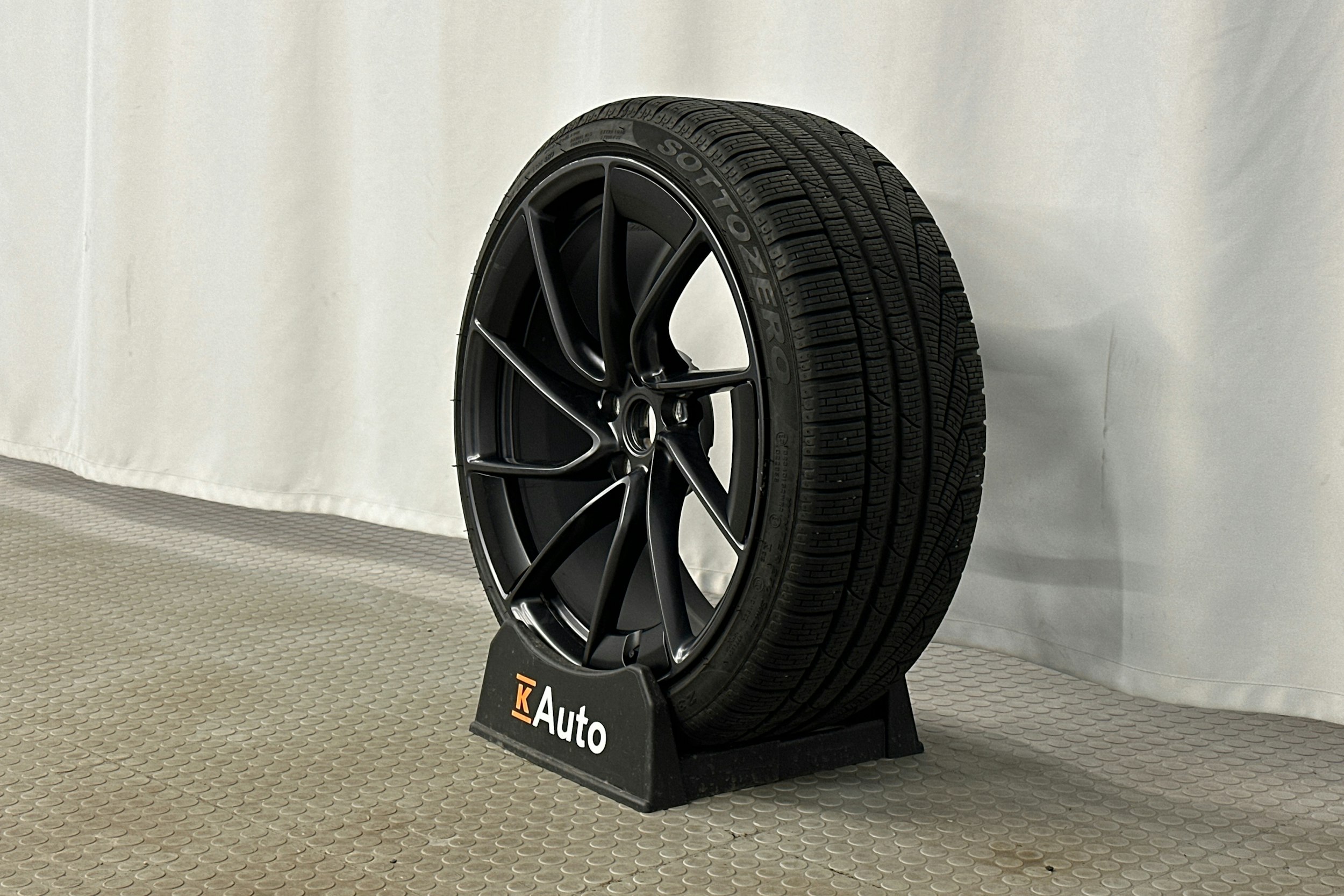 harmaa Tesla Model 3 2024 kuva 13.