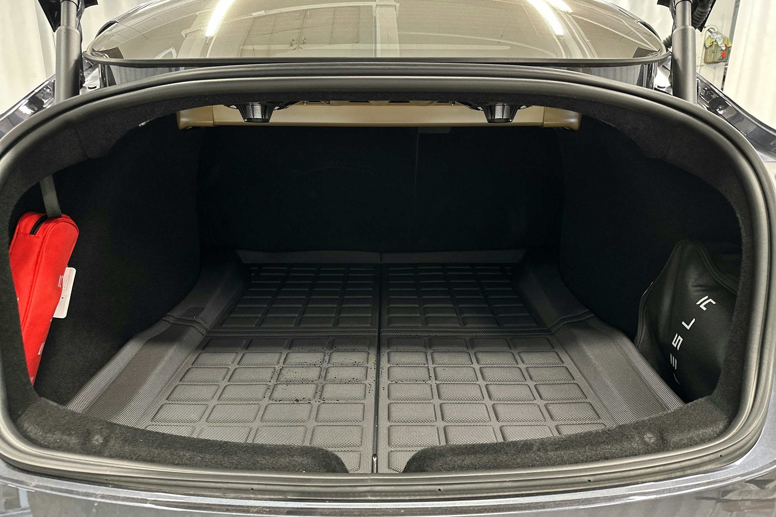 harmaa Tesla Model 3 2024 kuva 14.