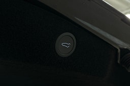 harmaa Tesla Model 3 2024 kuva 15.