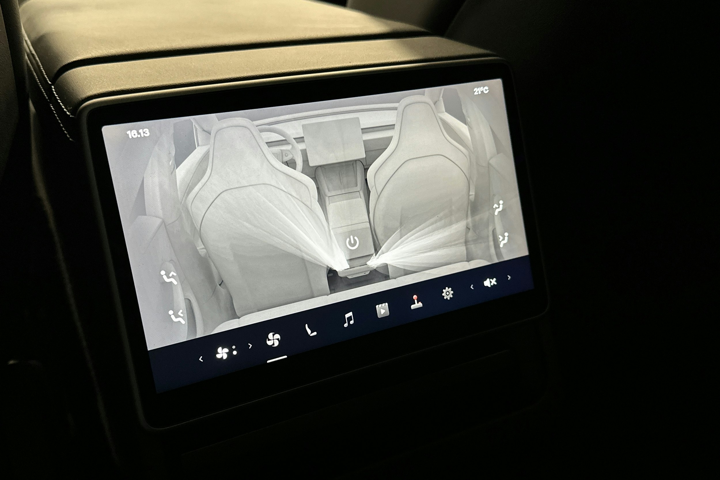 harmaa Tesla Model 3 2024 kuva 16.