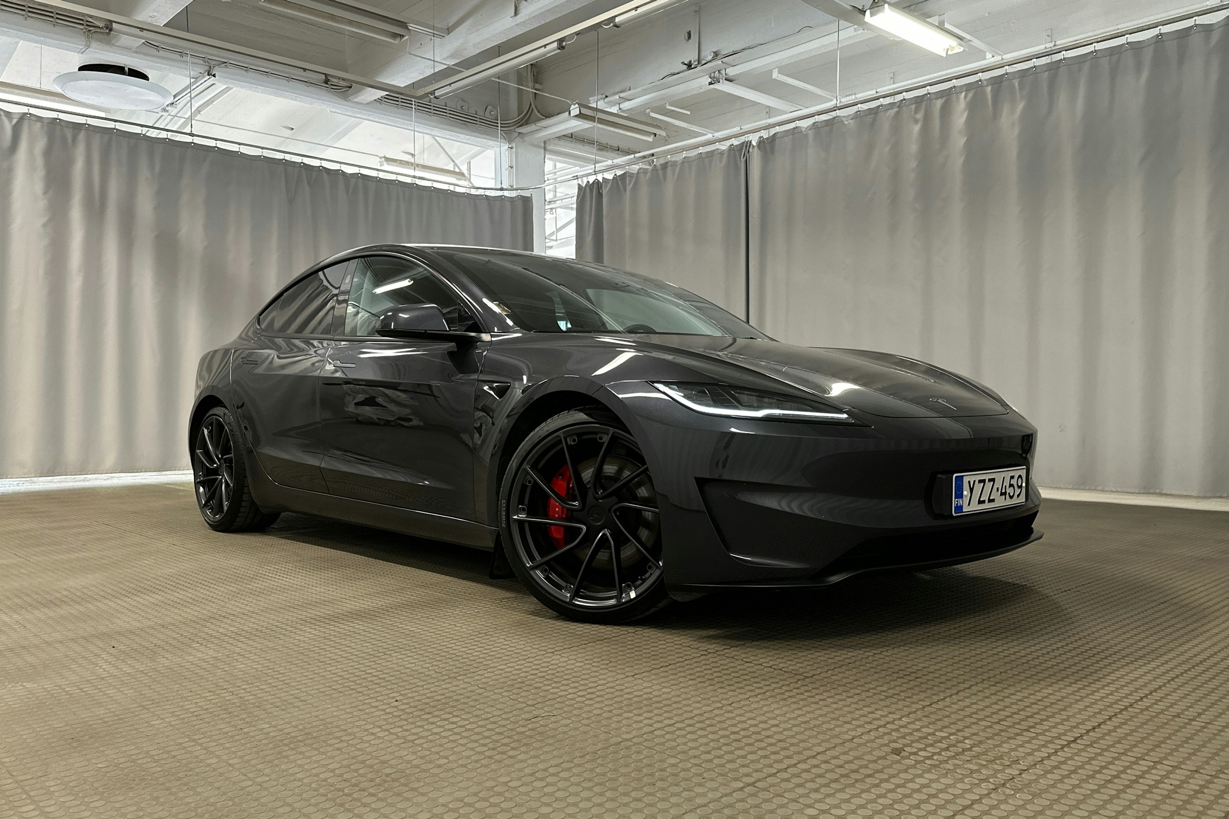 harmaa Tesla Model 3 2024 kuva 32.