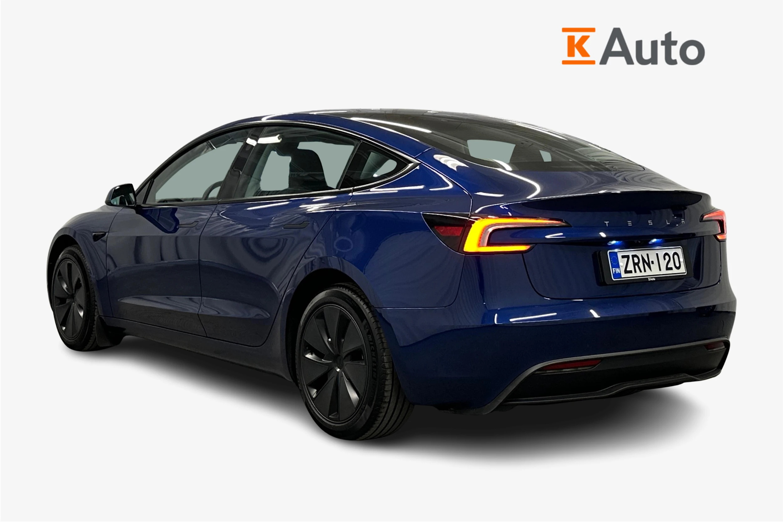 sininen Tesla Model 3 2025 kuva 3.