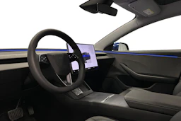 sininen Tesla Model 3 2025 kuva 8.