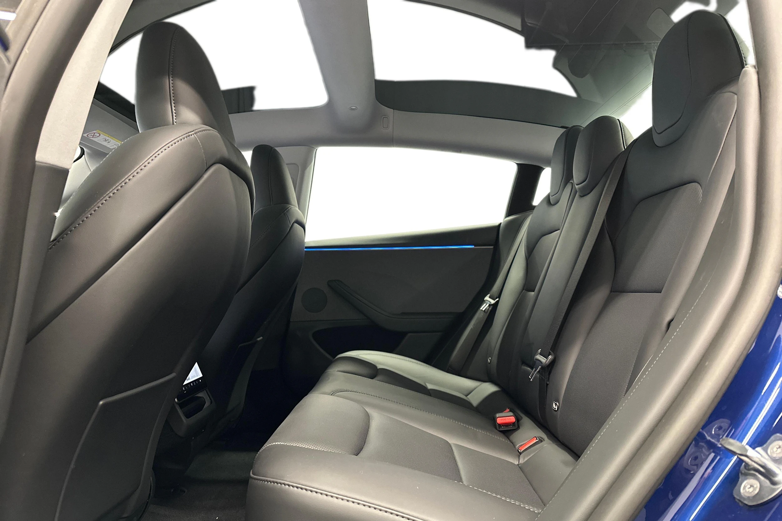 sininen Tesla Model 3 2025 kuva 11.