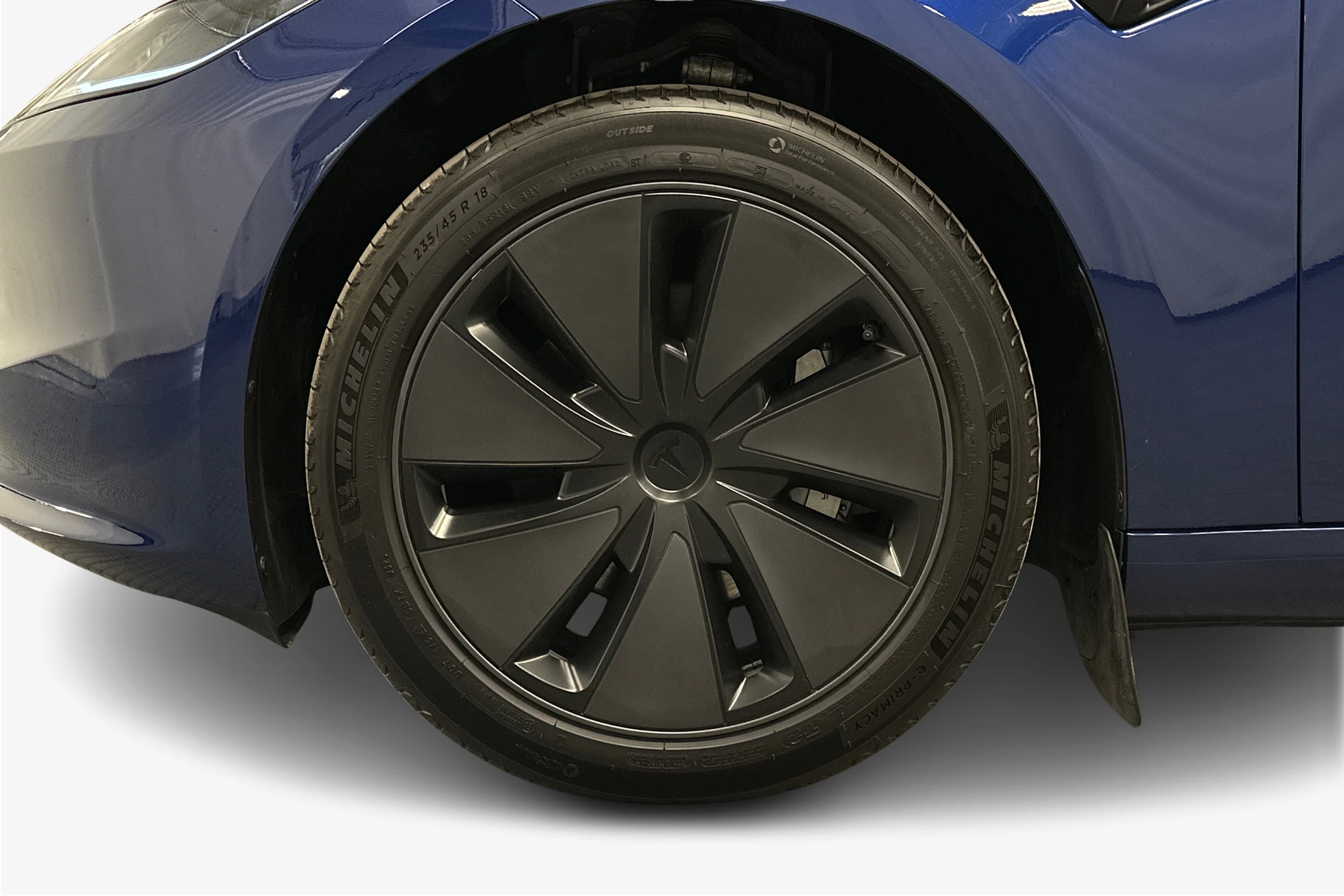 sininen Tesla Model 3 2025 kuva 12.