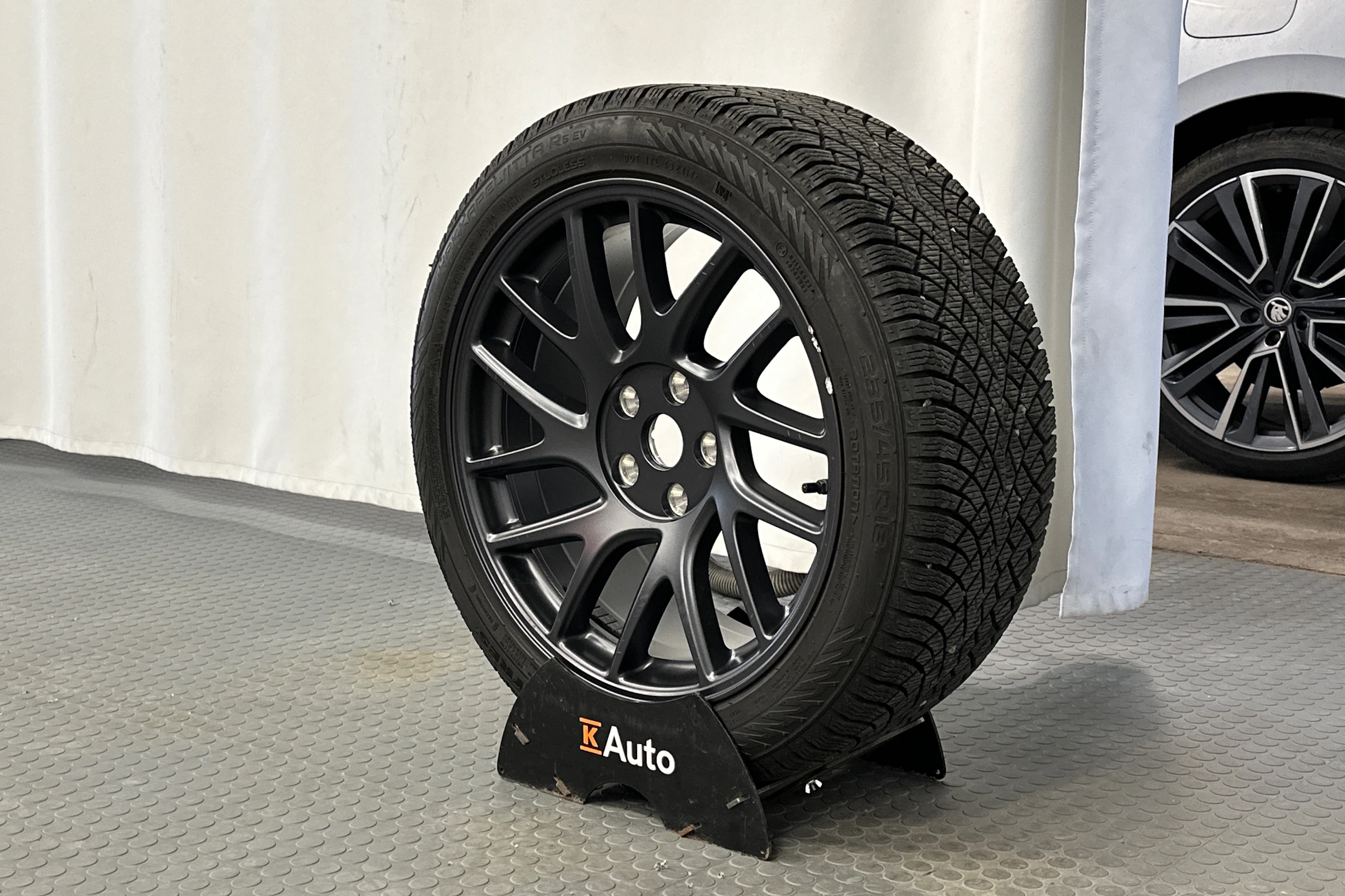 sininen Tesla Model 3 2025 kuva 13.