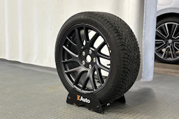 sininen Tesla Model 3 2025 kuva 13.