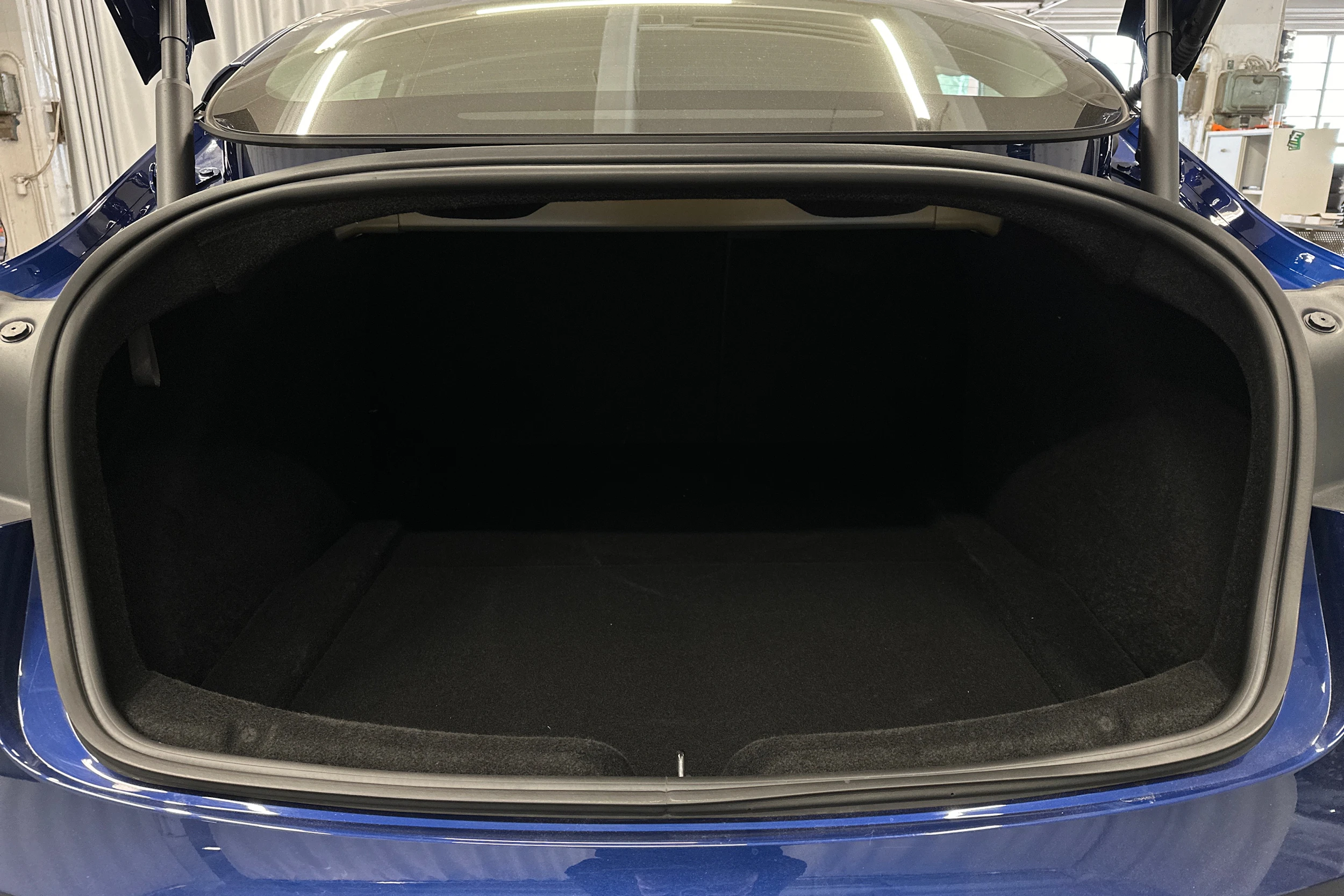 sininen Tesla Model 3 2025 kuva 15.