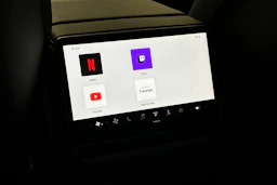 sininen Tesla Model 3 2025 kuva 18.