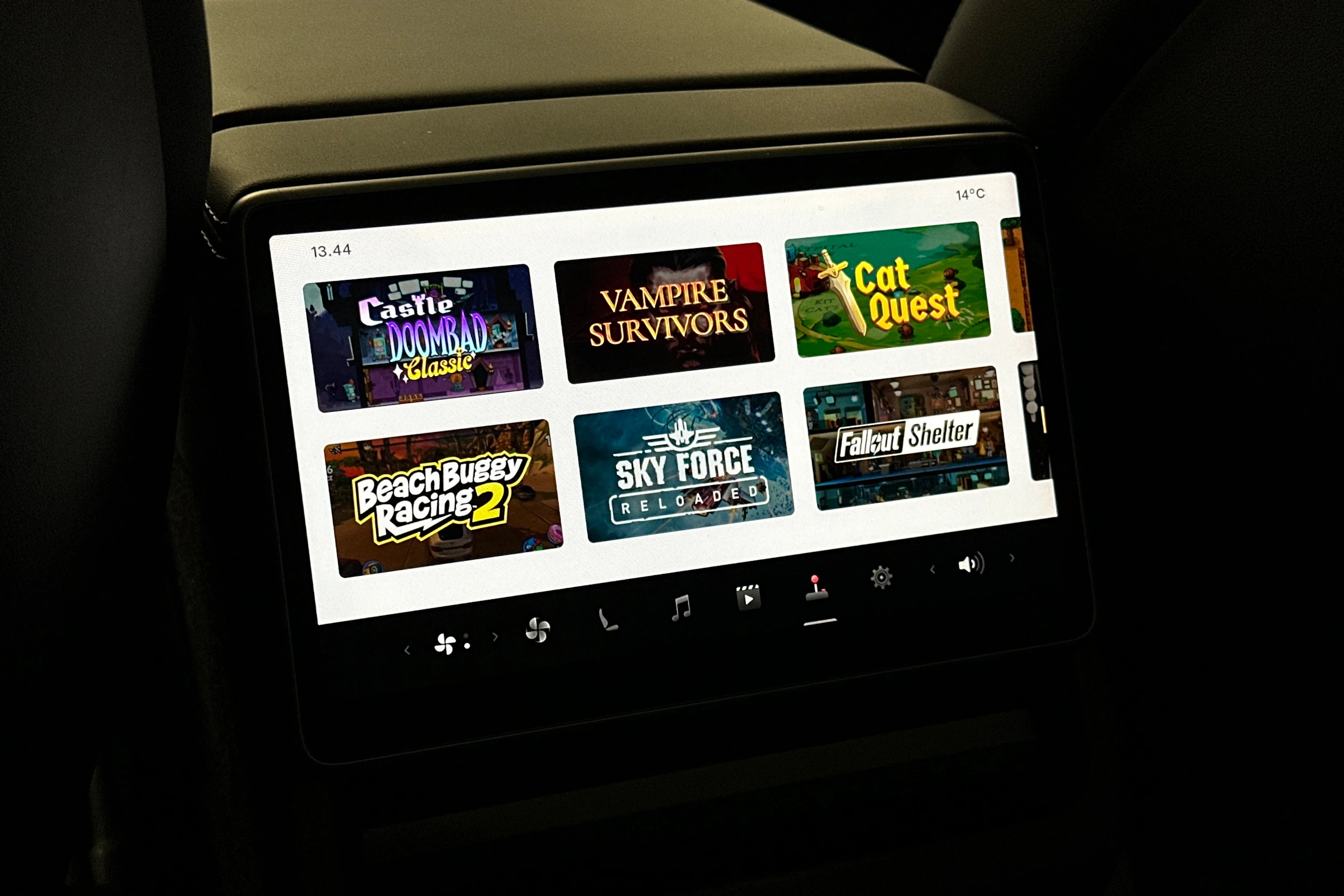 sininen Tesla Model 3 2025 kuva 19.