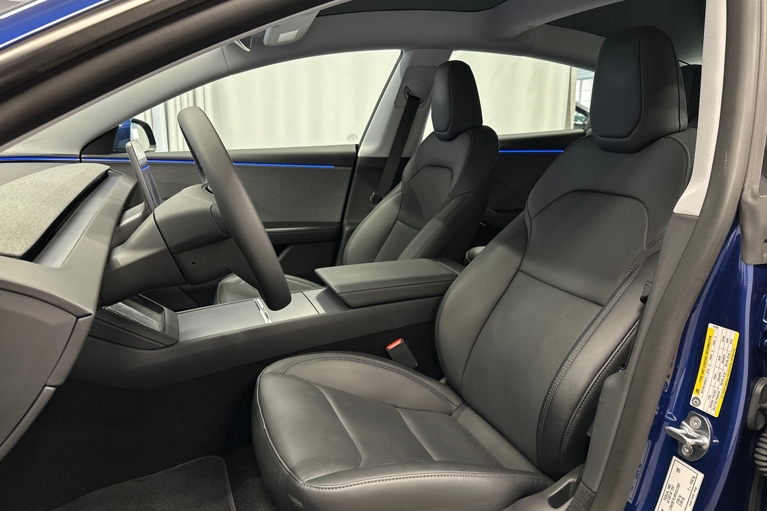 sininen Tesla Model 3 2025 kuva 20.