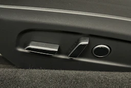 sininen Tesla Model 3 2025 kuva 21.