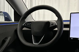 sininen Tesla Model 3 2025 kuva 23.