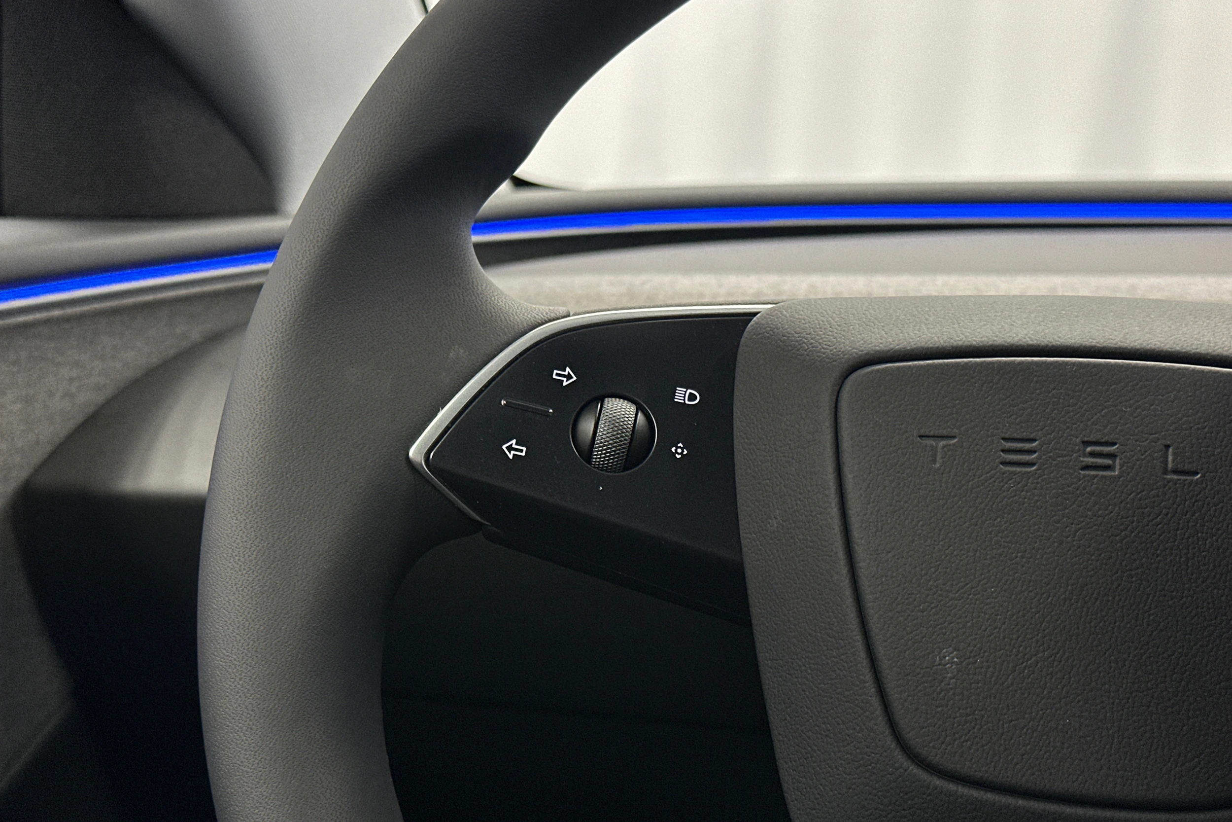 sininen Tesla Model 3 2025 kuva 24.