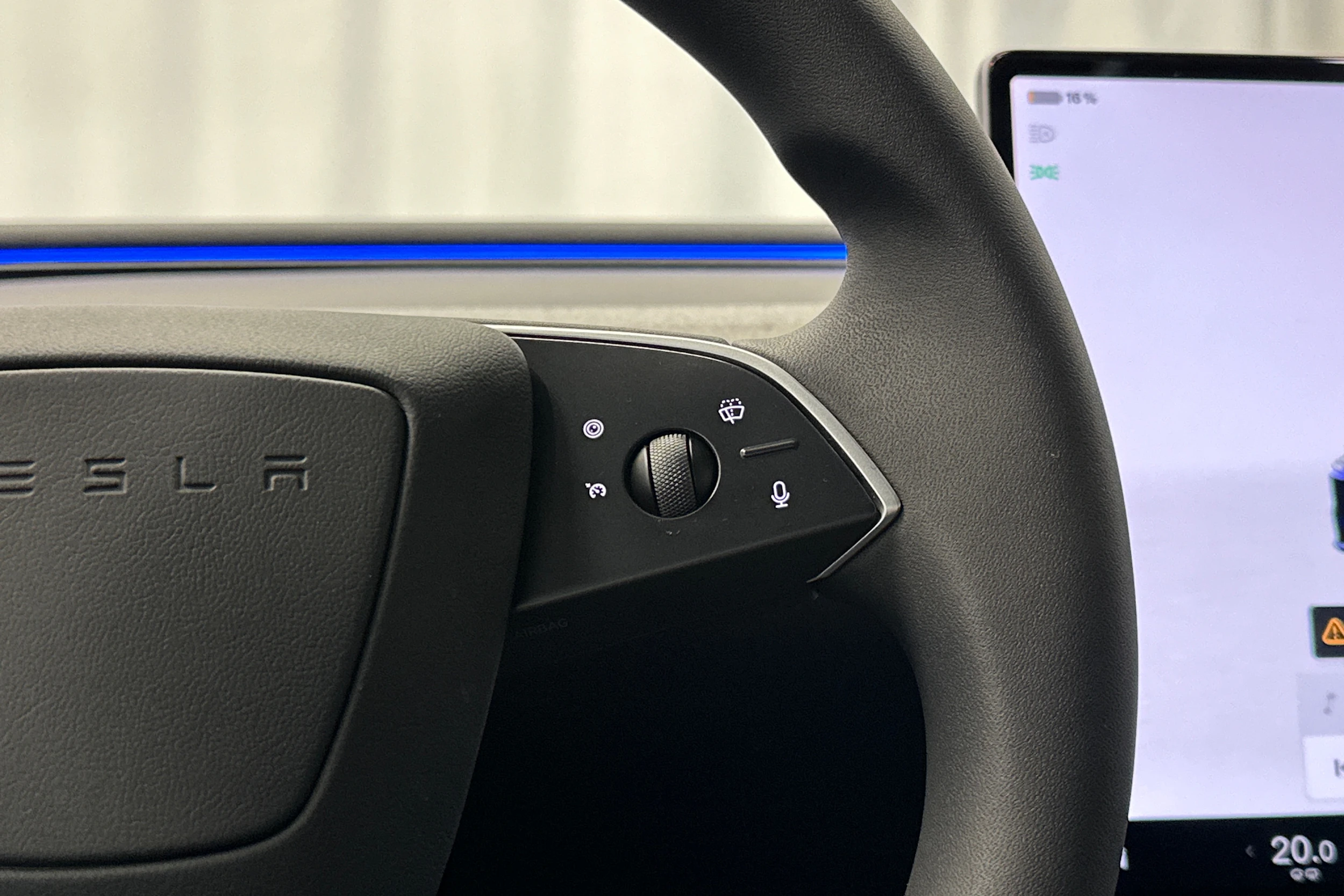 sininen Tesla Model 3 2025 kuva 25.