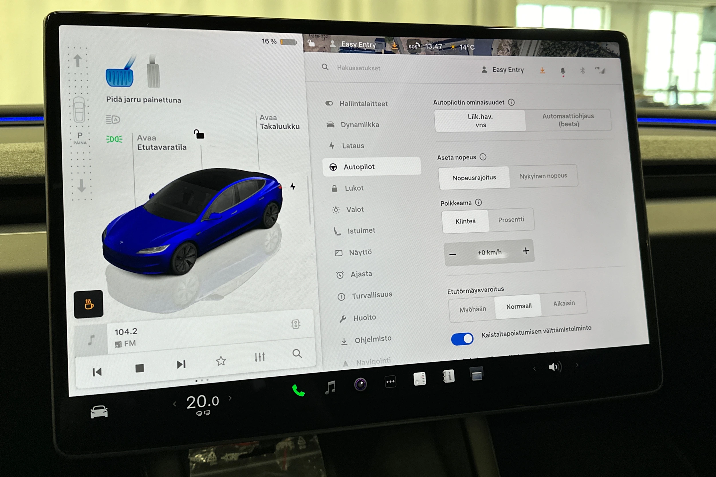 sininen Tesla Model 3 2025 kuva 27.