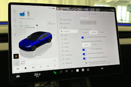 sininen Tesla Model 3 2025 kuva 28.