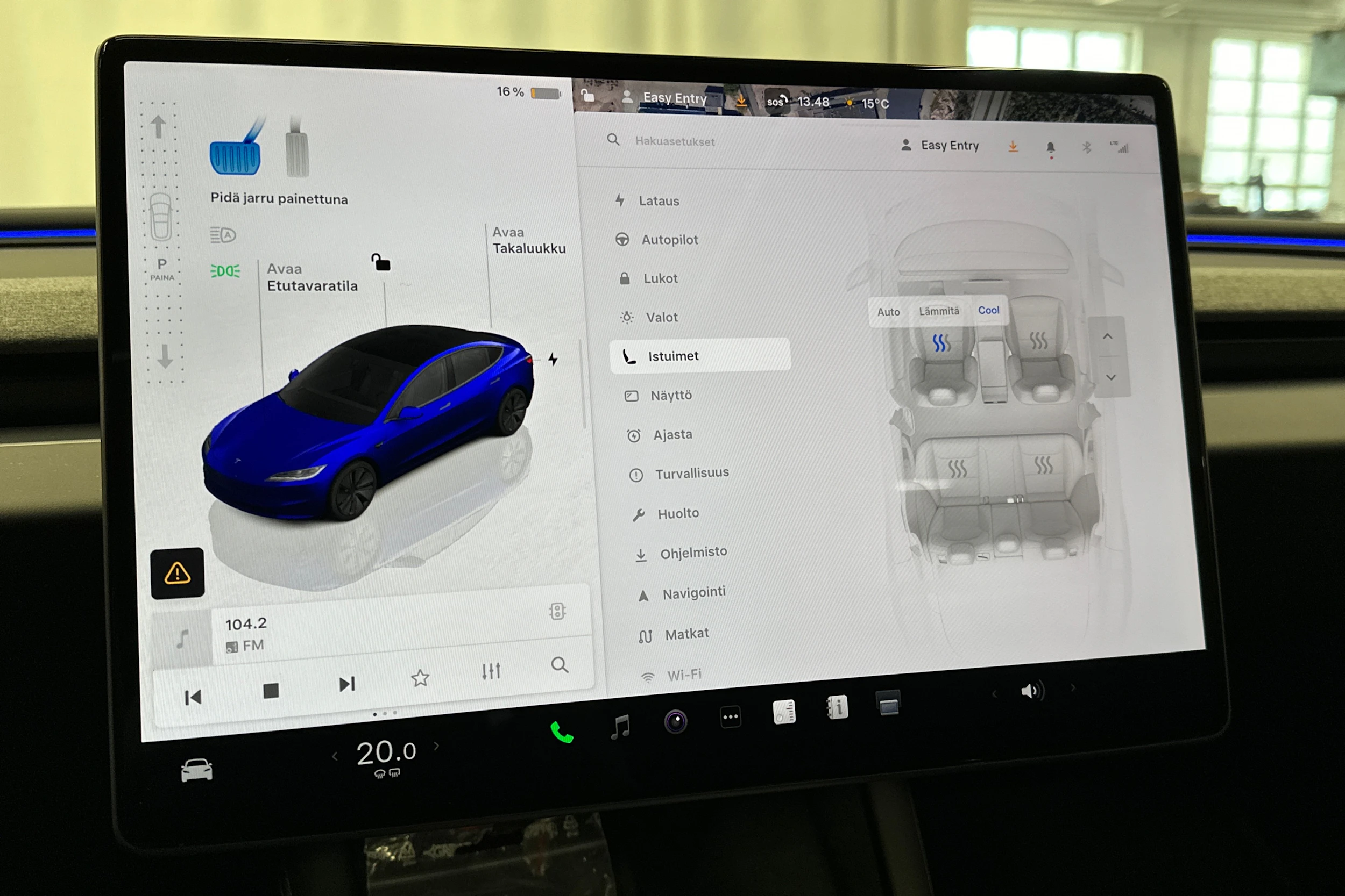 sininen Tesla Model 3 2025 kuva 30.