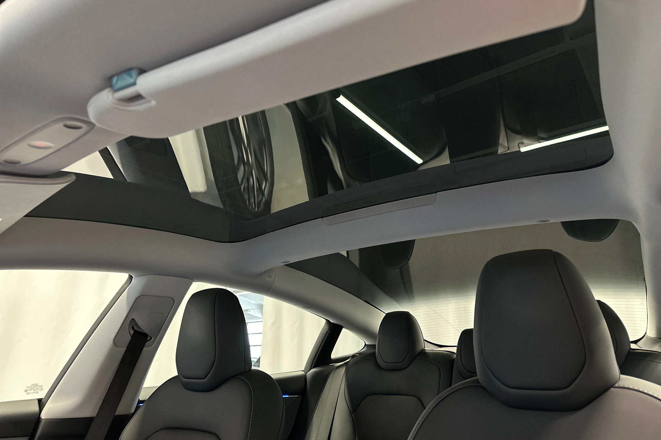 sininen Tesla Model 3 2025 kuva 35.