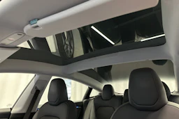 sininen Tesla Model 3 2025 kuva 35.